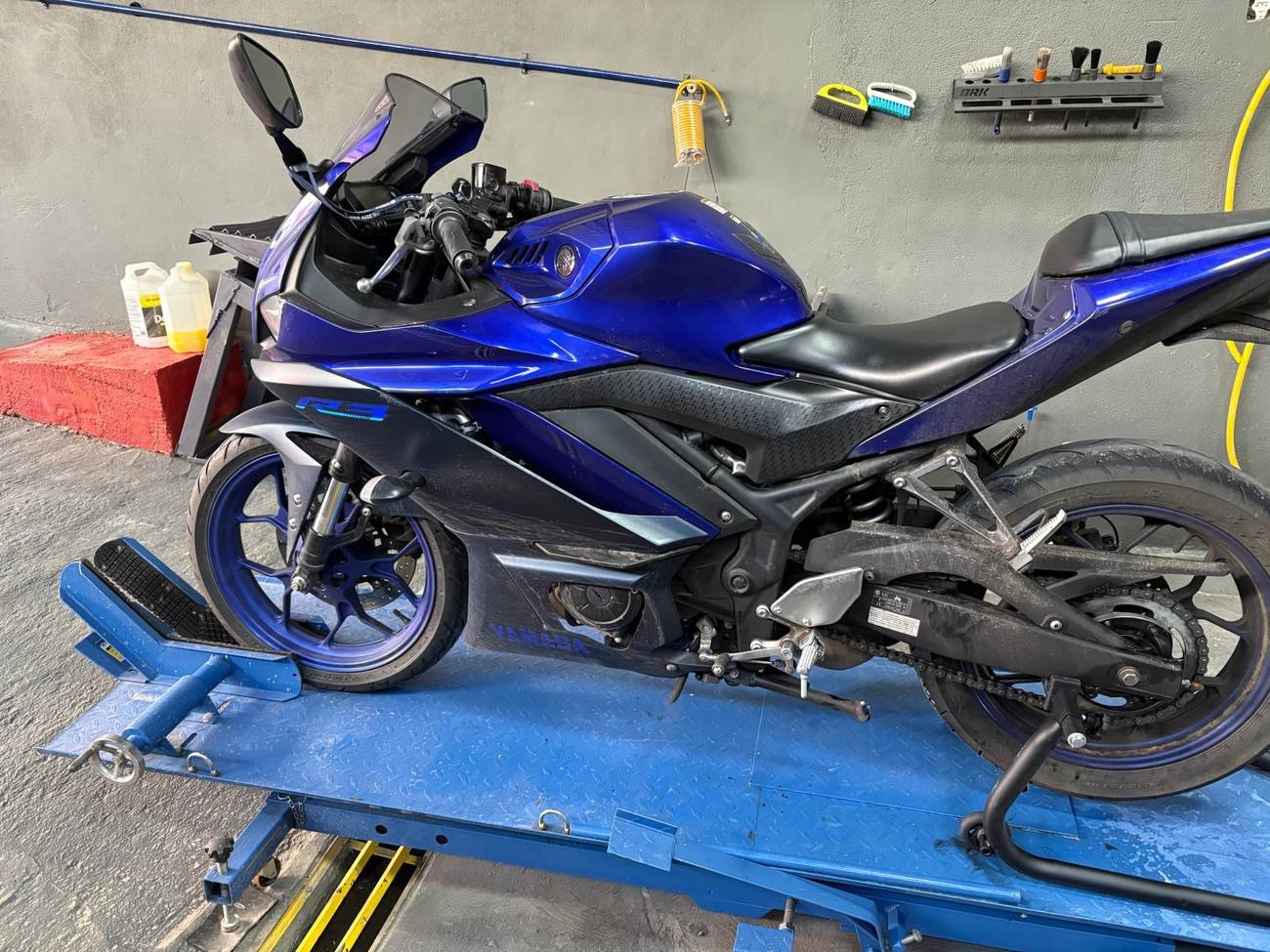Yamaha R3 antes da estética, com poeira e sem brilho