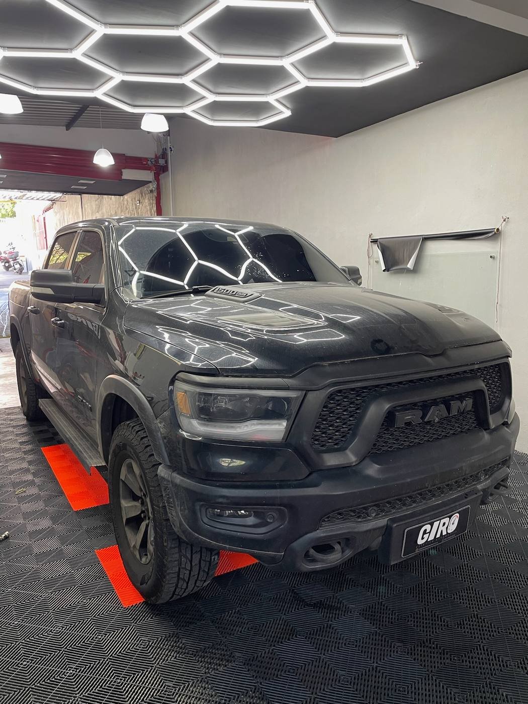 RAM 1500 Rebel antes do polimento, pintura opaca e com marcas